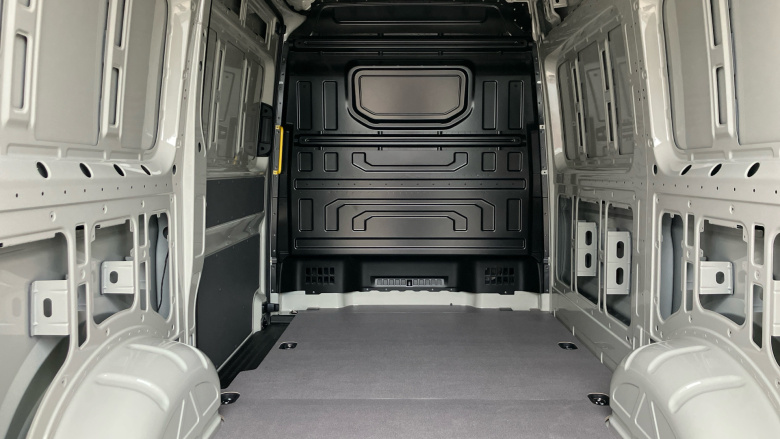 Volkswagen Crafter Cr35 Mwb Diesel Fwd 2.0 TDI 140PS Commerce Plus High Roof Van